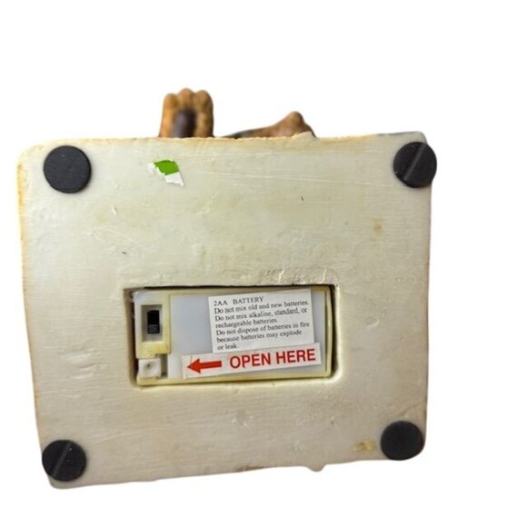 Vintage Figurine Bear With Straw Hat & Picnic Basket Plays Music and works - Picture 11 of 12